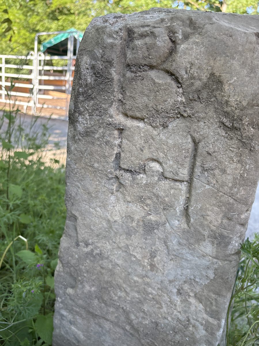 Rückseite des Grundsteins mit den eingehauenen Buchstaben B und H